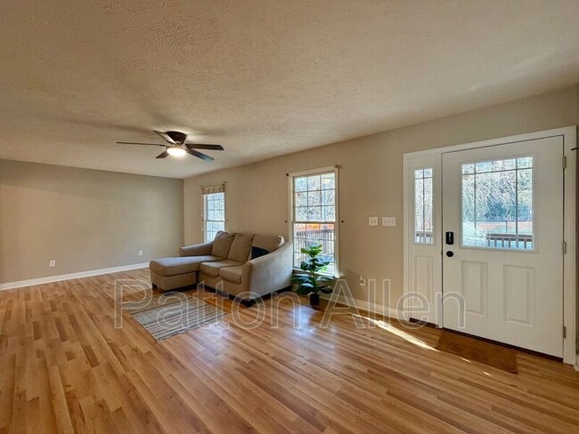 Building Photo - 689 New Haw Creek Rd