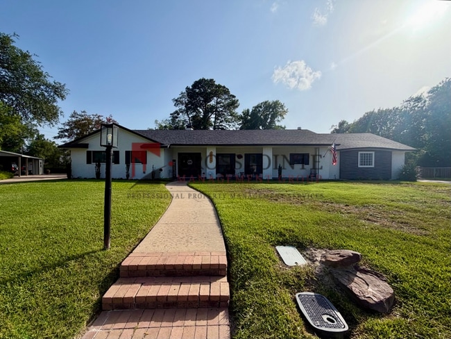 Building Photo - Recently remodeled South Tyler Home with Mother in Law Suite