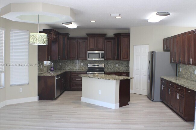 Building Photo - 4955 SW 166th Ave