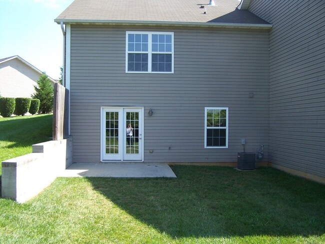 Building Photo - 3 bed, 2 bath, 2 car garage townhouse w/ m...