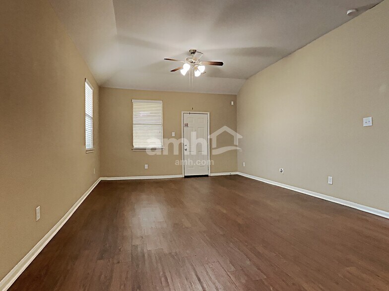 Building Photo - 2324 Shady Tree Ln