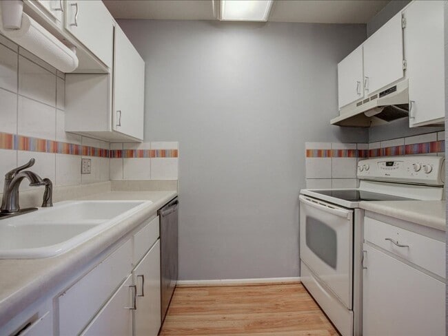 Building Photo - 2 Bedroom 2 Bathroom Retreat with Community Pool & Spa!