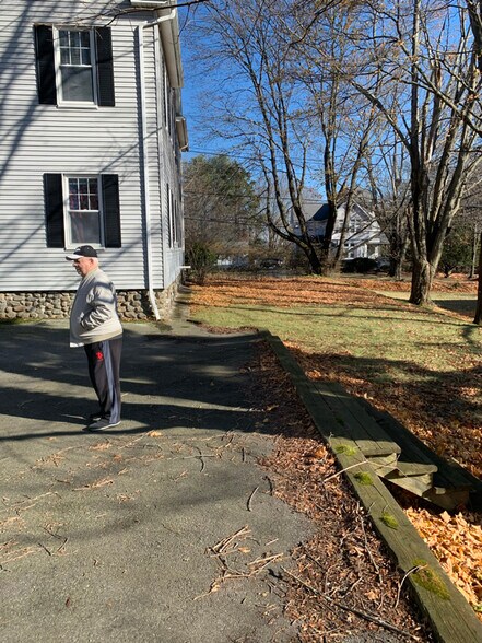 Building Photo - 468 Massasoit Rd