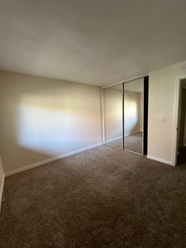 Building Photo - Beautiful Condo in a Private, Gated Commun...