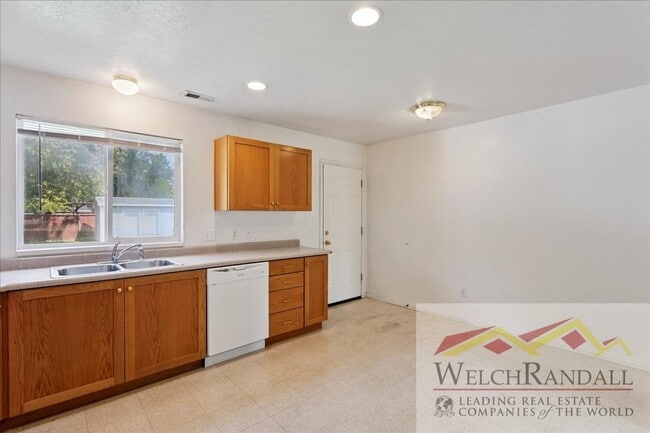 Building Photo - Beautiful 3 Bed 1.5 Bath Townhome in Ogden