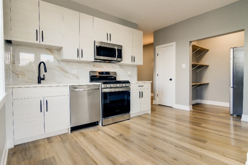 Building Photo - 3422 W Dickens Ave