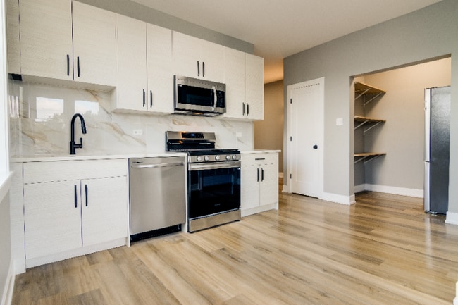 Building Photo - 3422 W Dickens Ave