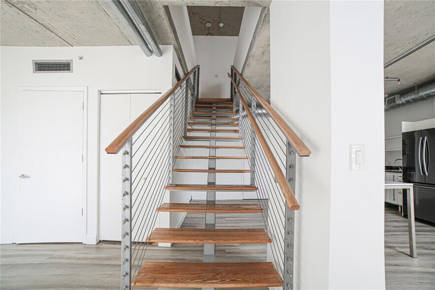Building Photo - 690 SW 1st Ct