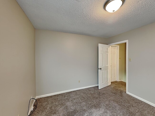 Building Photo - 5863 Pipers Green Ln