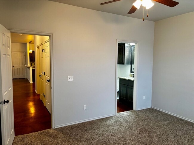 Building Photo - 3br 2ba duplex with 2 car garage!!