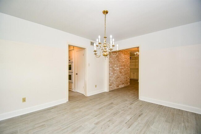 Building Photo - 3007 Broadmoor Dr