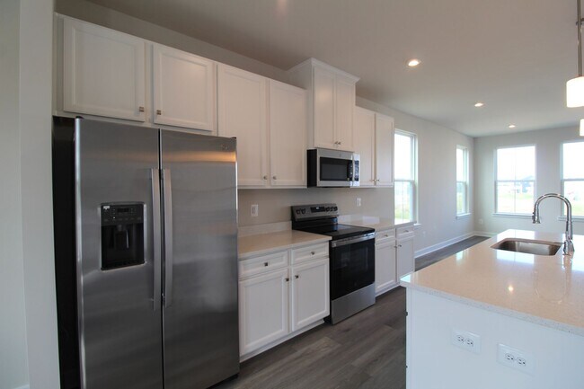 Building Photo - 3 Bedroom 2.5 Townhome Available Now!