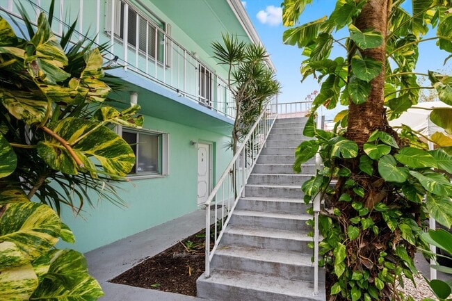 Building Photo - 421 S Lakeside Dr