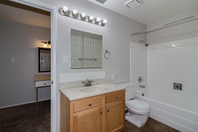 Building Photo - 137 E Riviera Dr