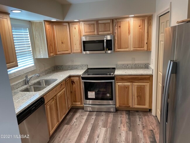 Building Photo - 2545 E Spring St