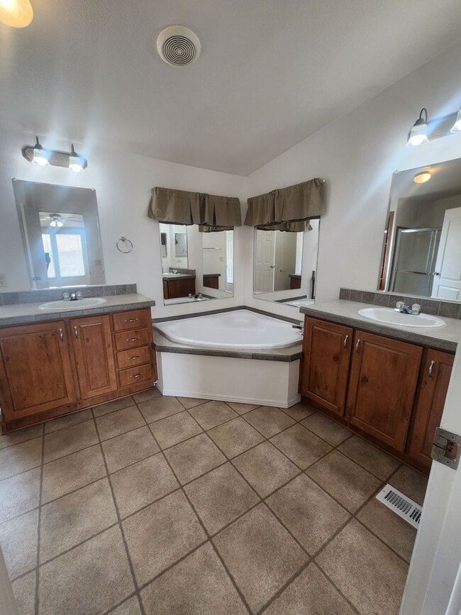 Building Photo - 4 Bedrooms in Hansen Tract
