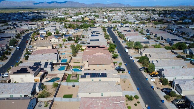 Building Photo - Rare Find! Spacious 3-Bed, 2-Bath + 3-Car ...