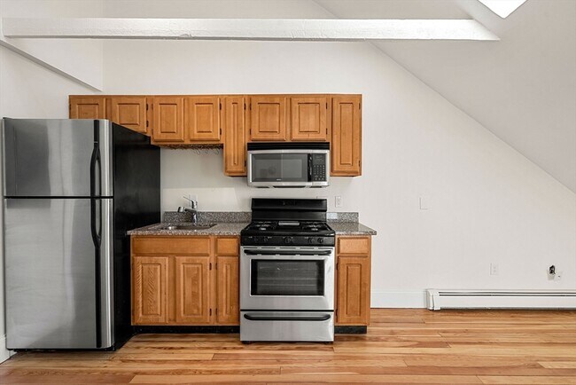 Building Photo - 294 Meridian St