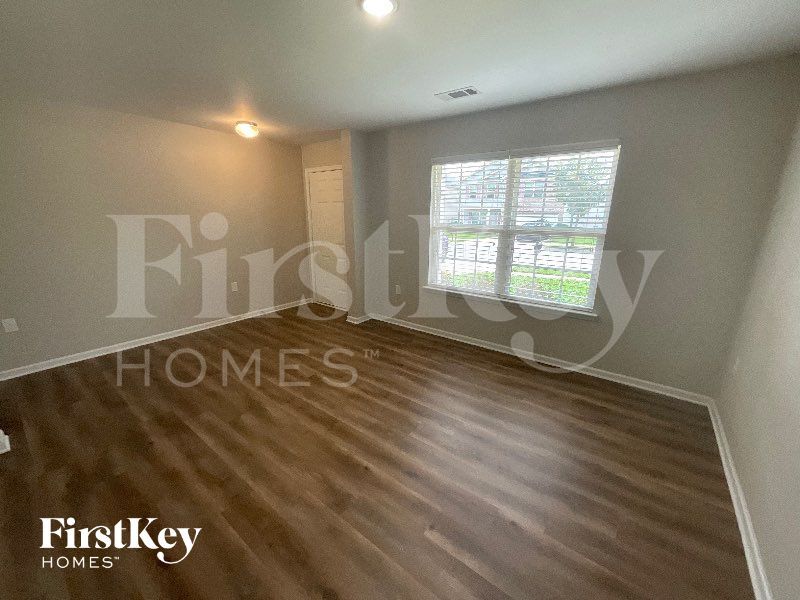 Building Photo - 1800 Eastway Dr