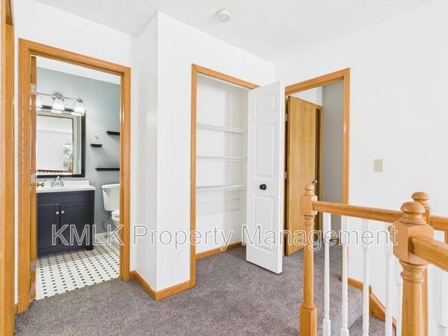 Building Photo - 411 Treeview Dr