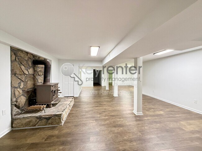 Building Photo - 4910 Bal Harbor Dr