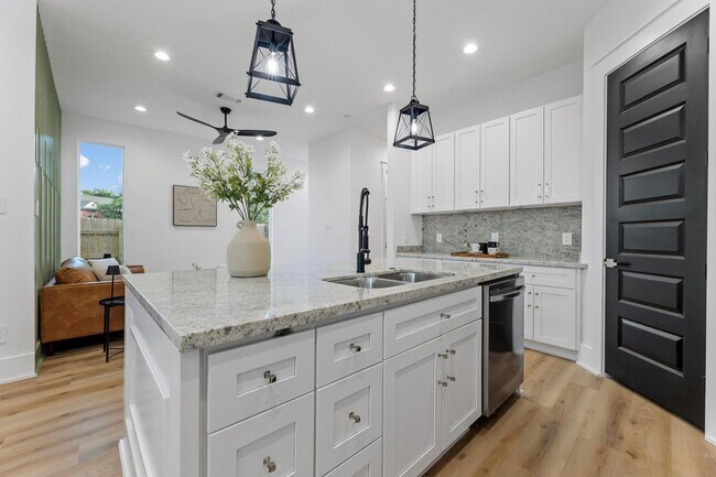 Building Photo - 518 Clinton St