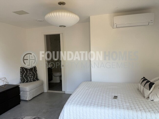 Building Photo - Stunning Home located at the end of a cul-...