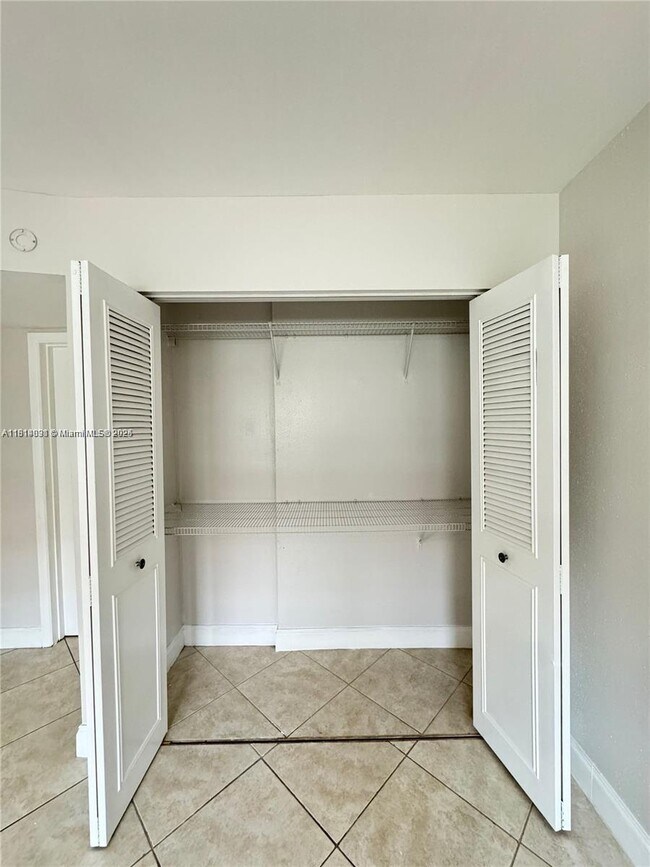 Building Photo - 9370 SW 87th Ave