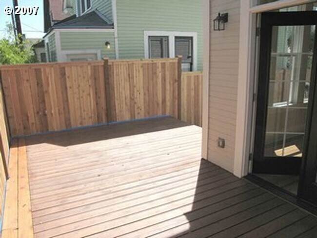 Building Photo - Lovely NE  3 Bed 2 Bath - King Neighborhood - A/C, Garage and Location!