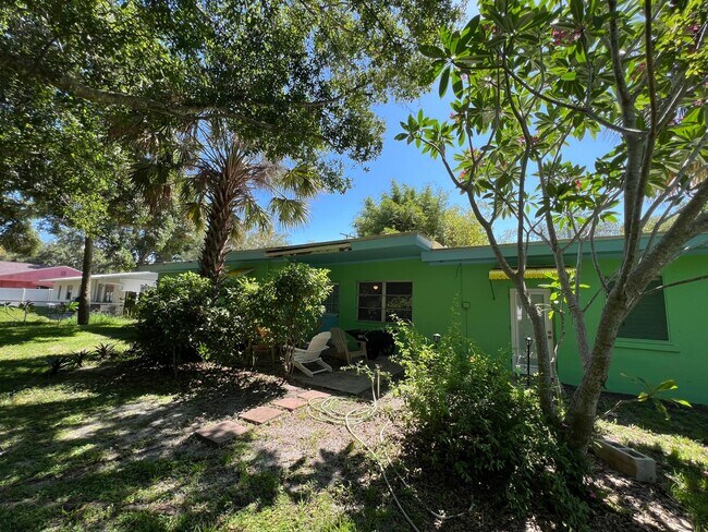 Building Photo - Spacious 2/1 in Fort Pierce * Water and El...
