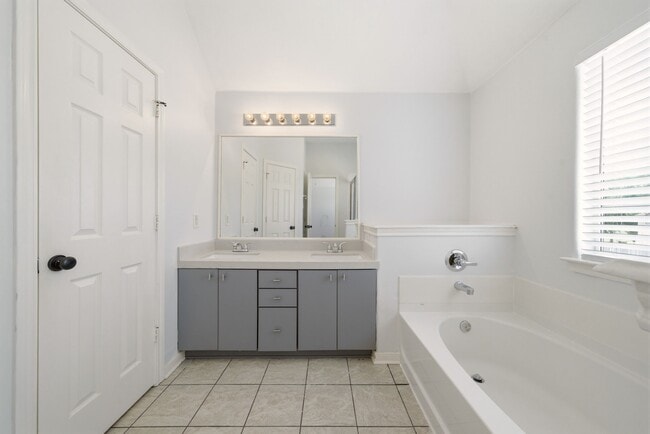 Building Photo - 218 Plaza Del Sol Park
