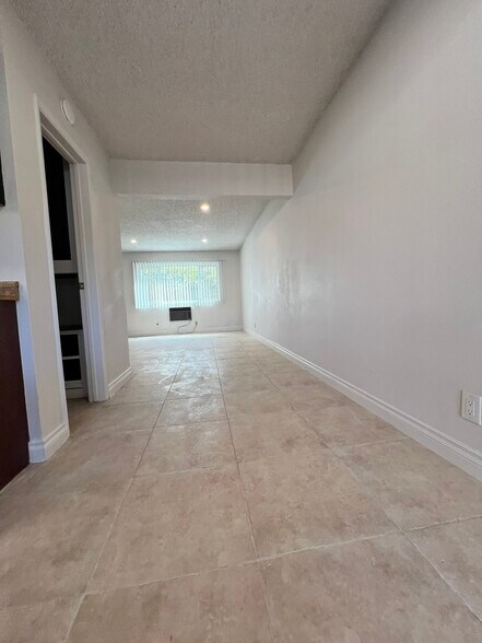 Building Photo - 429 W Elk Ave