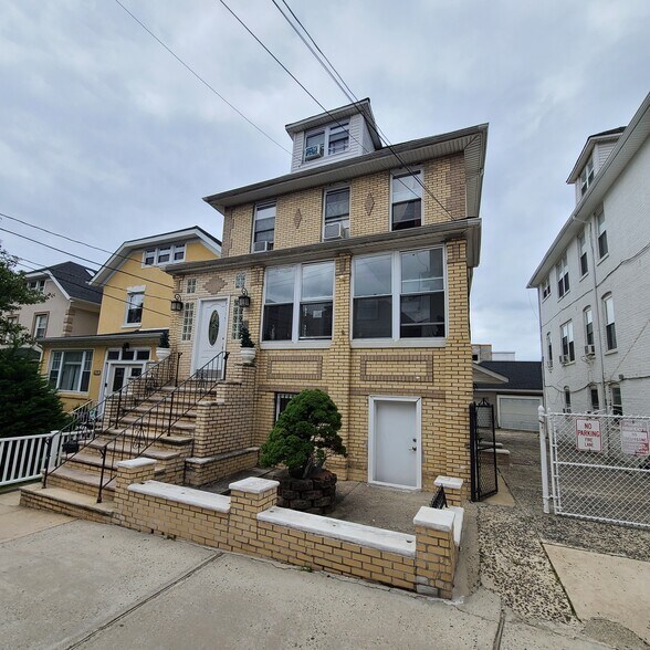 Building Photo - 6115 Monitor Pl