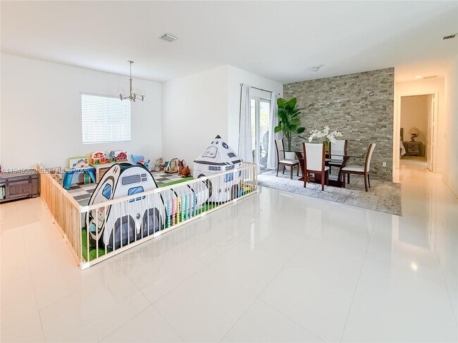 Building Photo - 17931 SW 152nd Ave