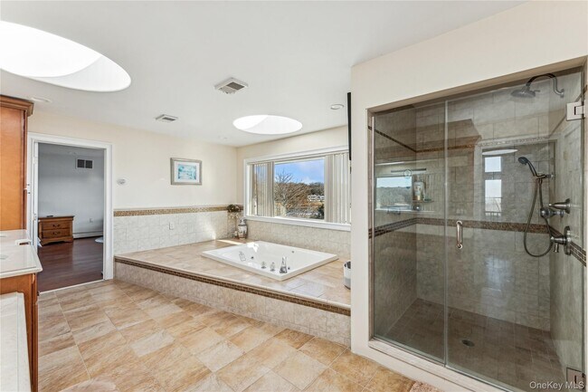 Building Photo - 1205 Lake Dr