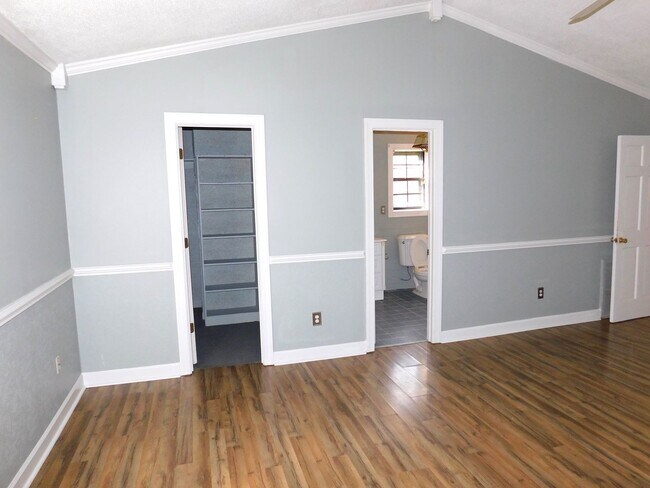 Building Photo - 2128 N Red Banks Rd