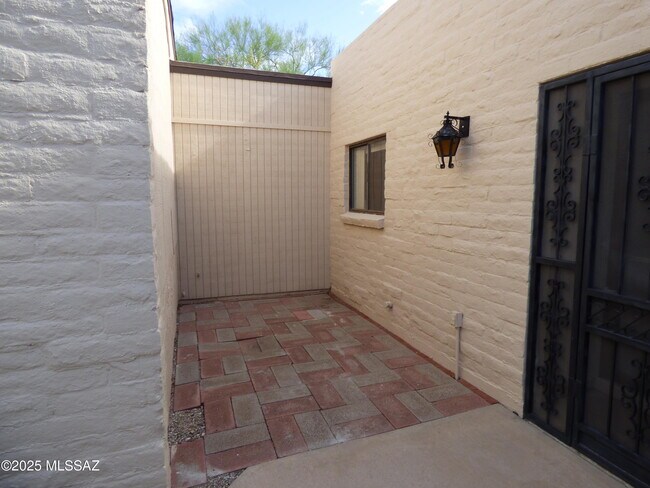 Building Photo - 5110 N Placita Del Lazo