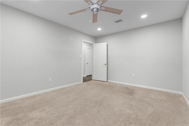 Building Photo - 2762 Hillcrest Rd