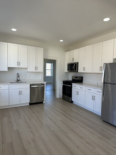 Plenty of cabinets & countertops - 319 Bloomfield Ave