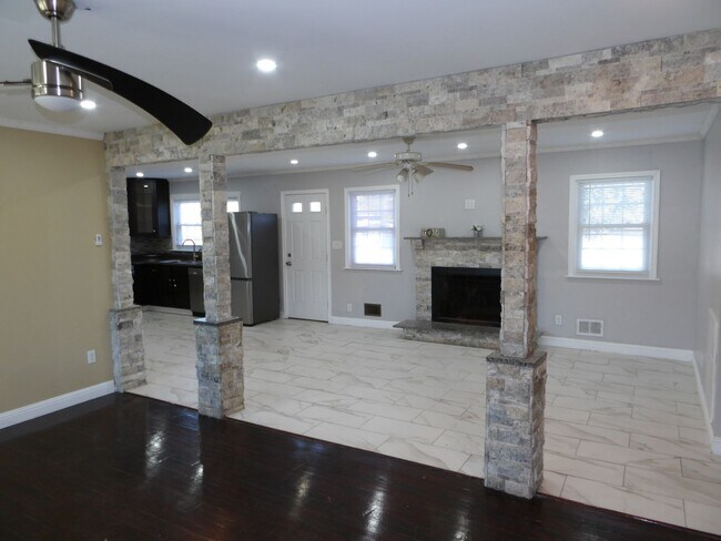 Building Photo - Single Family Home in Pine Valley Area!