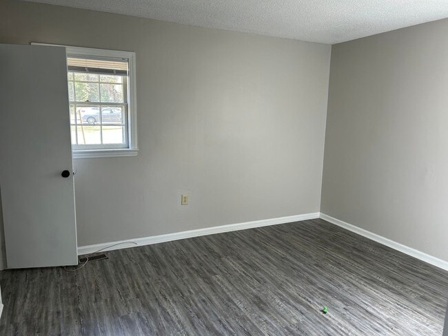 Building Photo - Spacious Updated 3 Bedroom 2 Bath House fo...