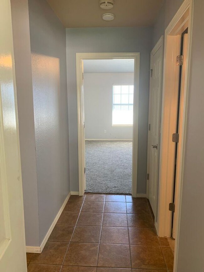 Building Photo - This beautifully updated three-bedroom, tw...