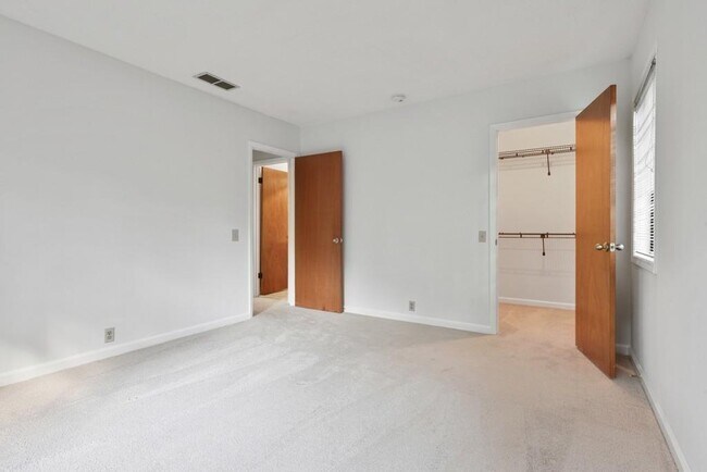 Building Photo - 1000 Muirfield Dr NE