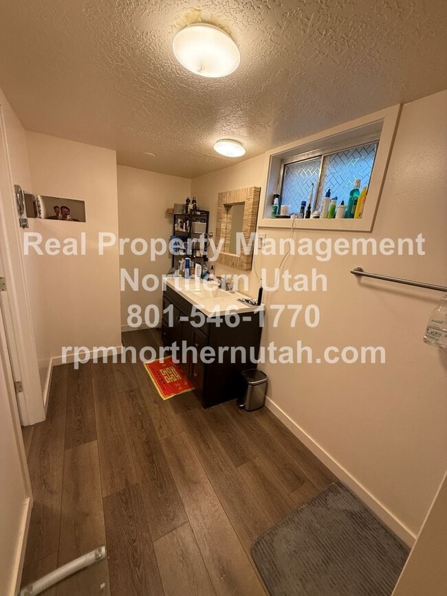 Building Photo - Lovely 4 Bedroom  2 Bath House Available i...