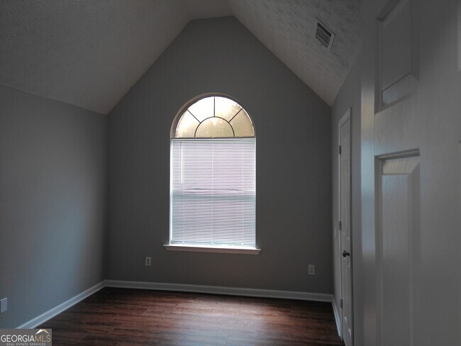 Building Photo - 235 Vaness Dr