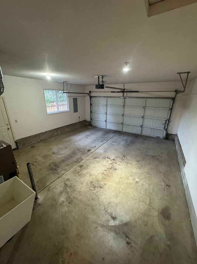 Building Photo - Single level home ~3 Bedroom ~ 2 bath House in Great Location with A/C