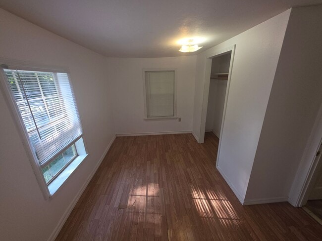 Building Photo - 2 bedroom 1 bath close to downtown