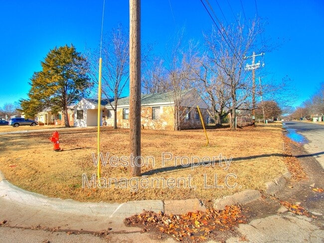 Building Photo - 2101 Westchester Dr