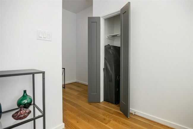 Building Photo - 511 Memorial Heights Dr