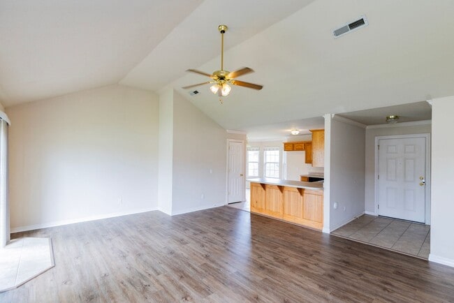 Building Photo - ***255 B ravenwood Blvd***